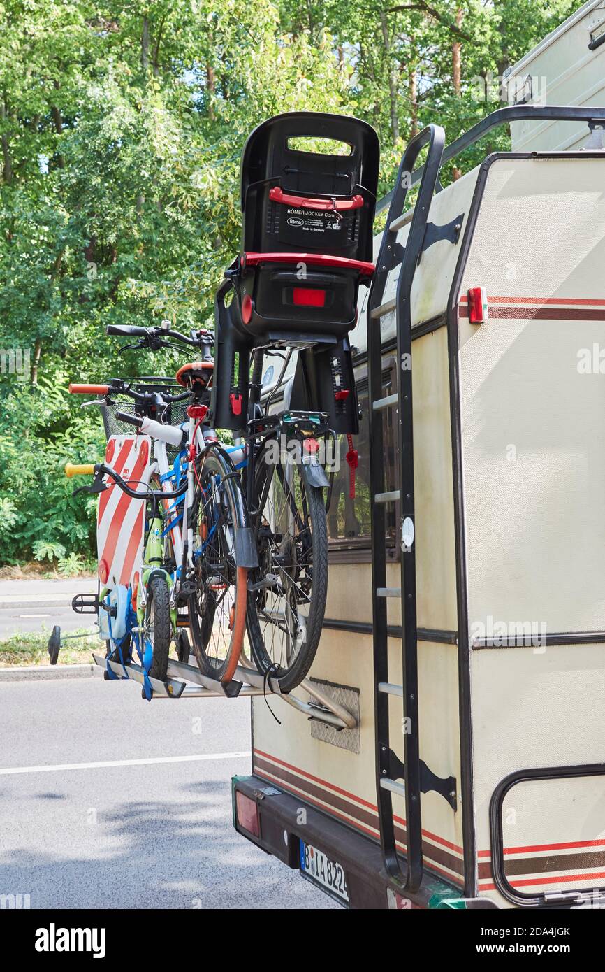 Berlin, Deutschland - 26. August 2018: Ein Wohnmobil mit Fahrradtrger am  Heck mit zwei Fahrrdern mit Kindersitz und einem Kinderfahrrad  Stockfotografie - Alamy