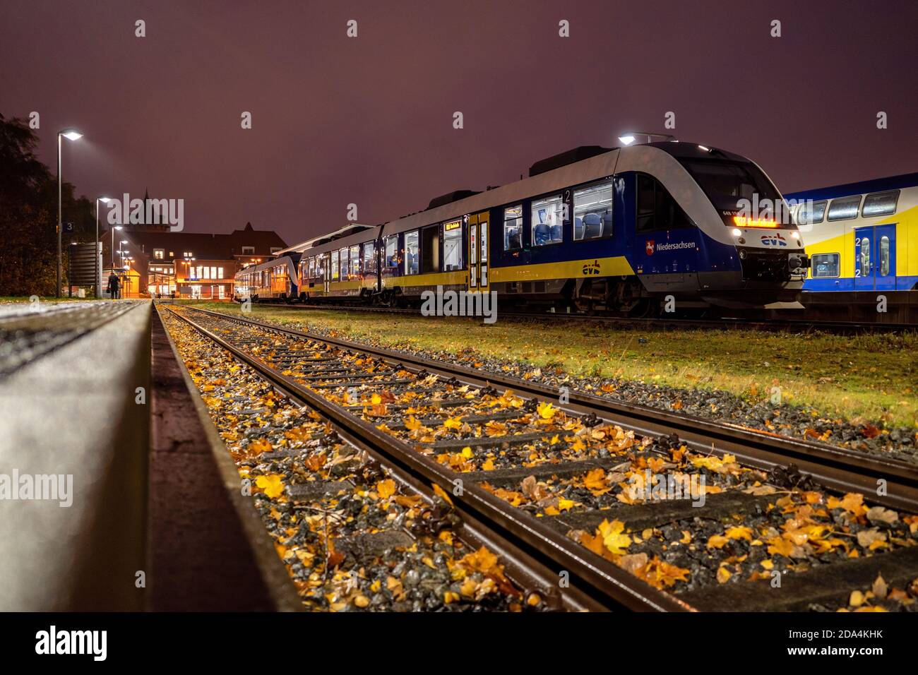 evb Alstom Coradia LINT 41 Regionalzug am Bahnhof Cuxhaven bei Einbruch der Dunkelheit Stockfoto