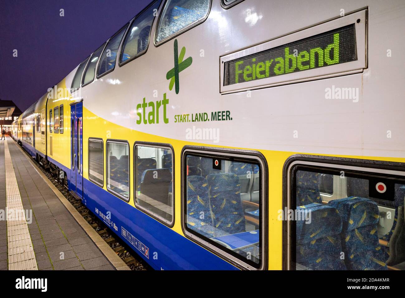 Starten Sie den Regionalzug mit dem Ziel ‘Feierabend’‘am Bahnhof Cuxhaven. Stockfoto