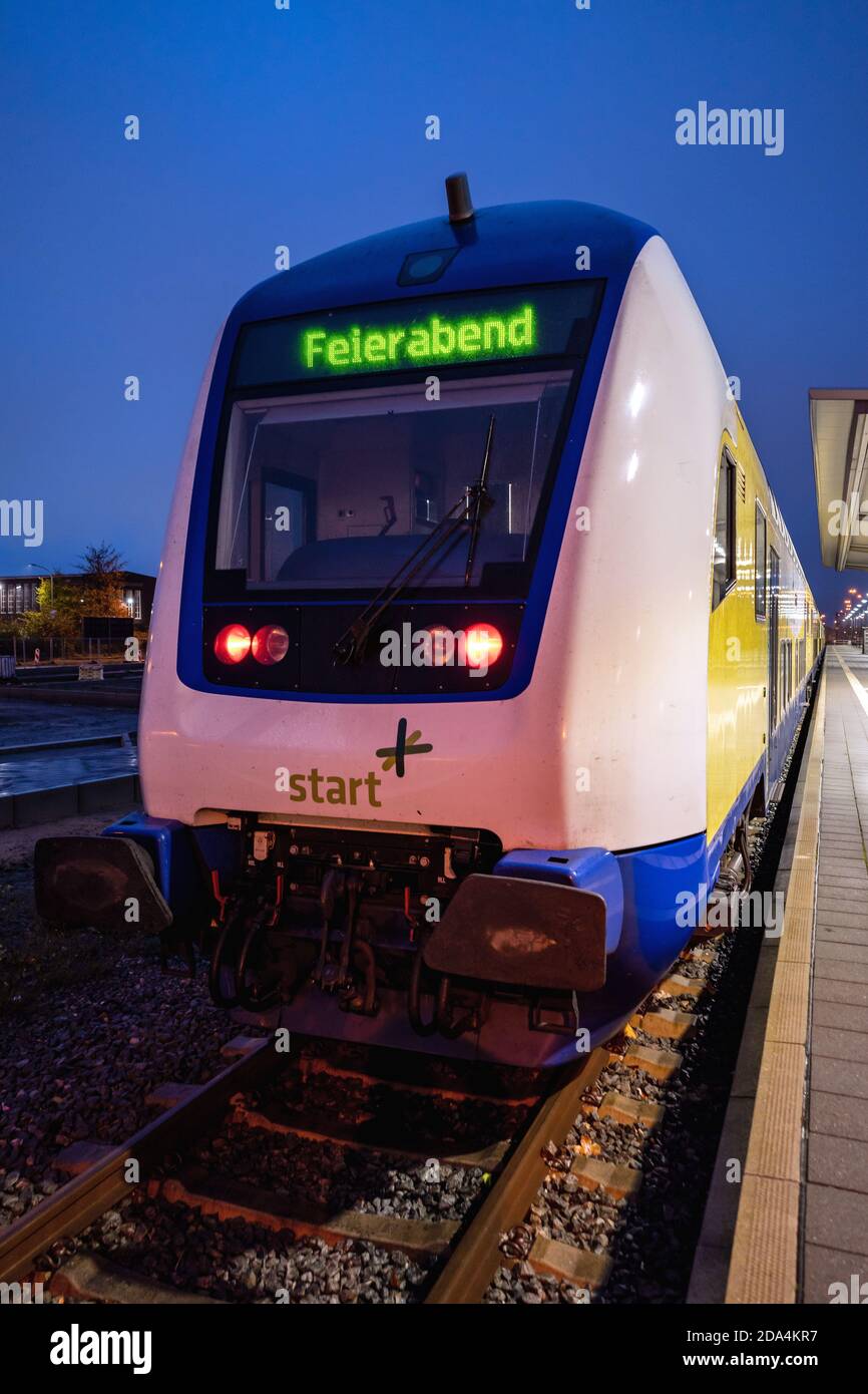 Starten Sie den Regionalzug mit dem Ziel ‘Feierabend’‘am Bahnhof Cuxhaven. Stockfoto