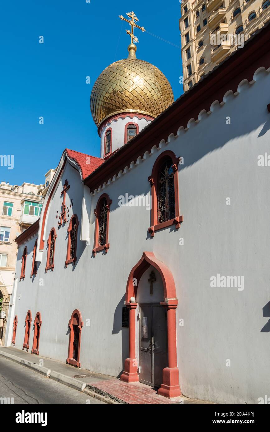 Baku, Aserbaidschan – 27. Juli 2020. Erzengel Michael Orthodoxe Kirche in Baku. Das Gebäude stammt aus dem Jahr 1850. Außenansicht im Sommer. Stockfoto