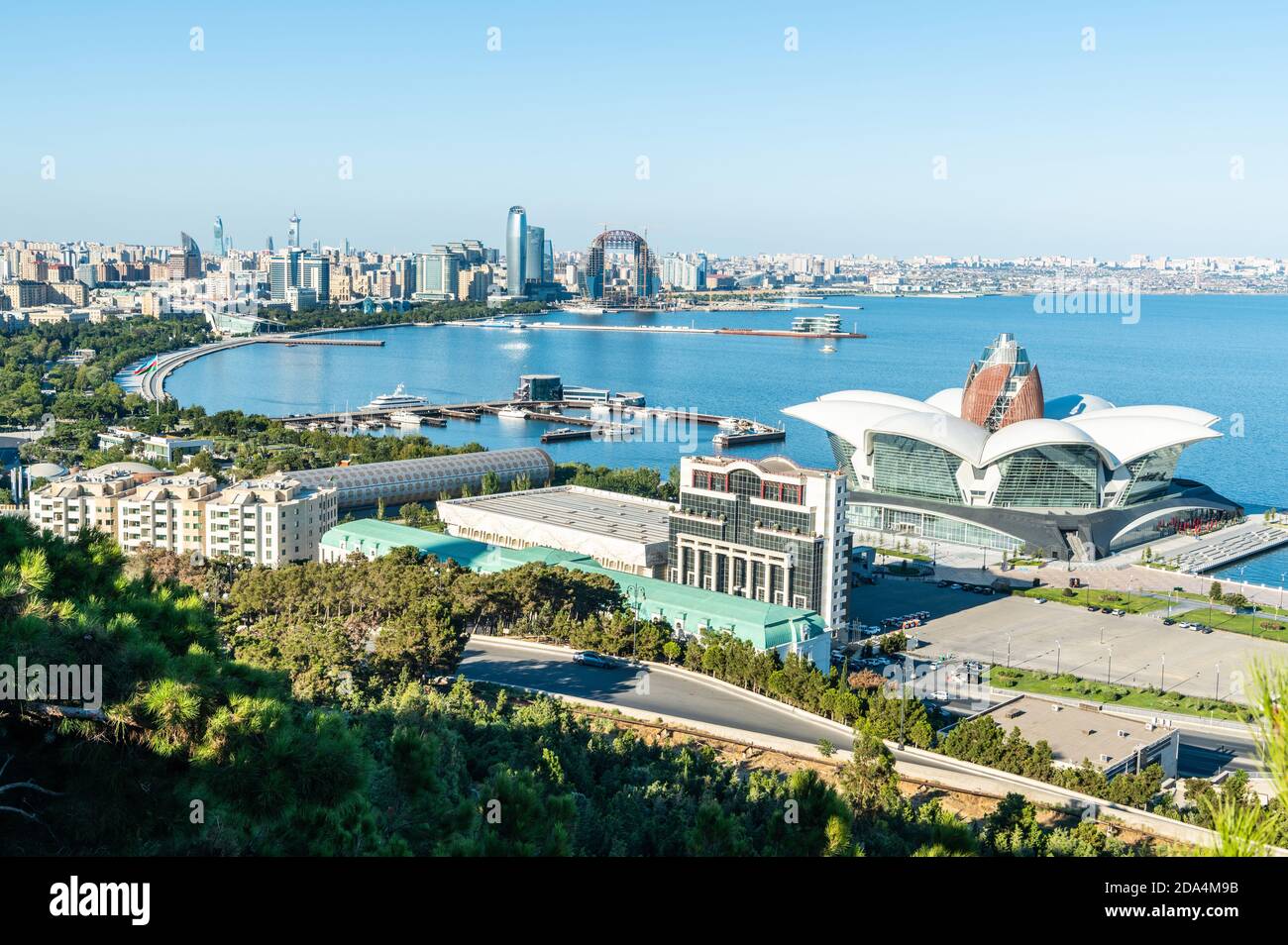 Baku, Aserbaidschan – 31. Juli 2020. Blick über Baku im Juli 2020. Stockfoto