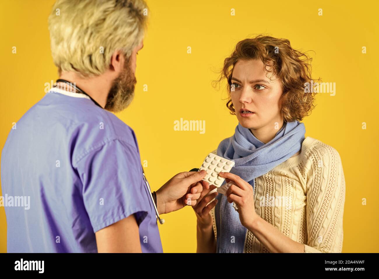 Medikamente werden Ihnen helfen. Medizinische Fachkräfte. Gesundheitswesen und Medizin. Arzt und Patient diskutieren über Behandlung, Beratung zur Diagnose der Krankheit, Arzt- und Patientenbesprechung im Krankenhaus. Stockfoto