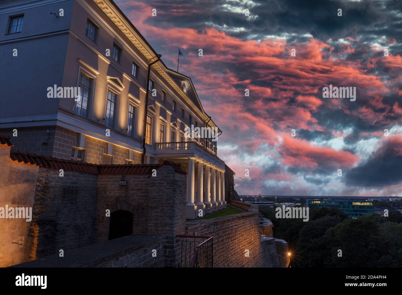 Das Regierungsgebäude. Abend Top-Ansicht der Nacht Tallinn, Estland. Dramatische lila Wolken am Himmel Stockfoto