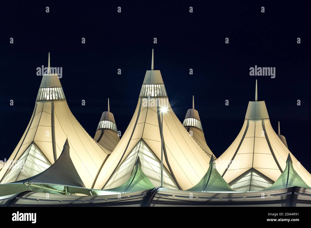 "Gfk-Zelt" Dach (durch Fentress Bradburn Architekten), Jeppesen Terminal Gebäude, Denver International Airport (DIA), Denver, Colorado, USA Stockfoto