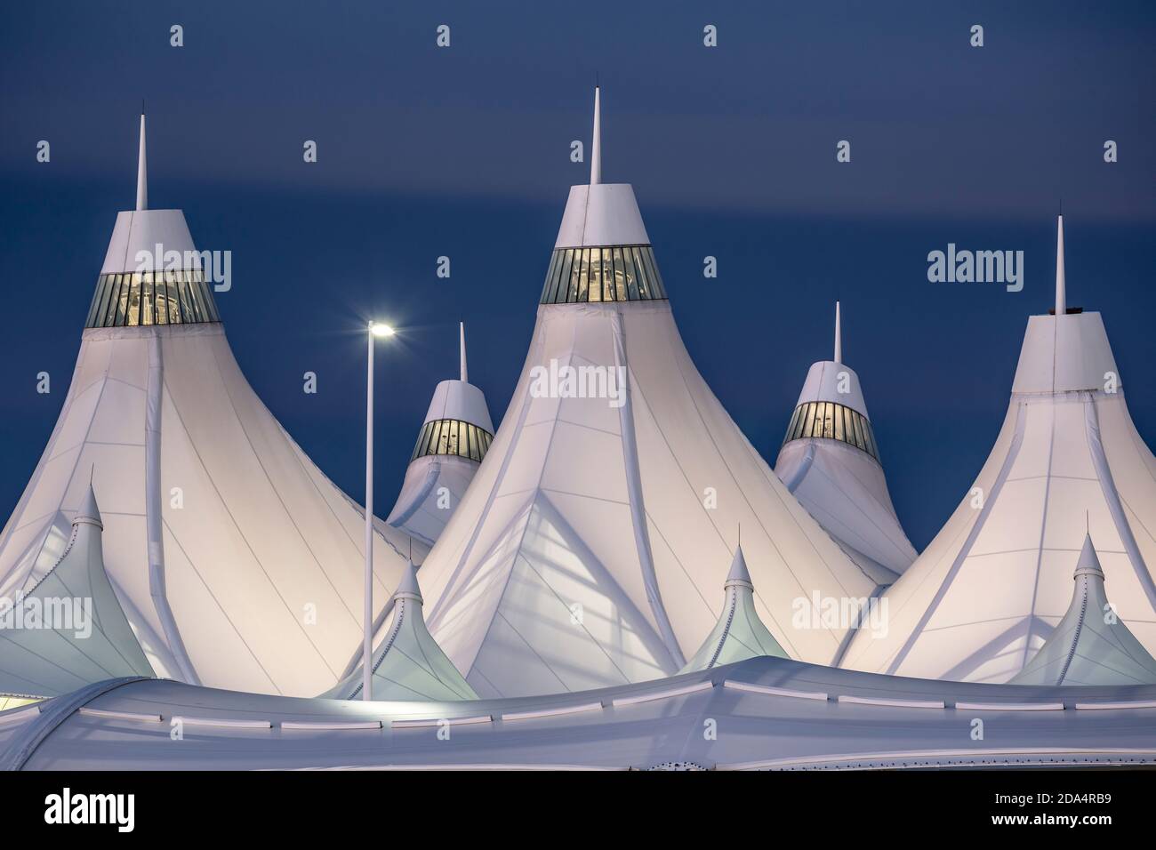 "Gfk-Zelt" Dach (durch Fentress Bradburn Architekten), Jeppesen Terminal Gebäude, Denver International Airport (DIA), Denver, Colorado, USA Stockfoto