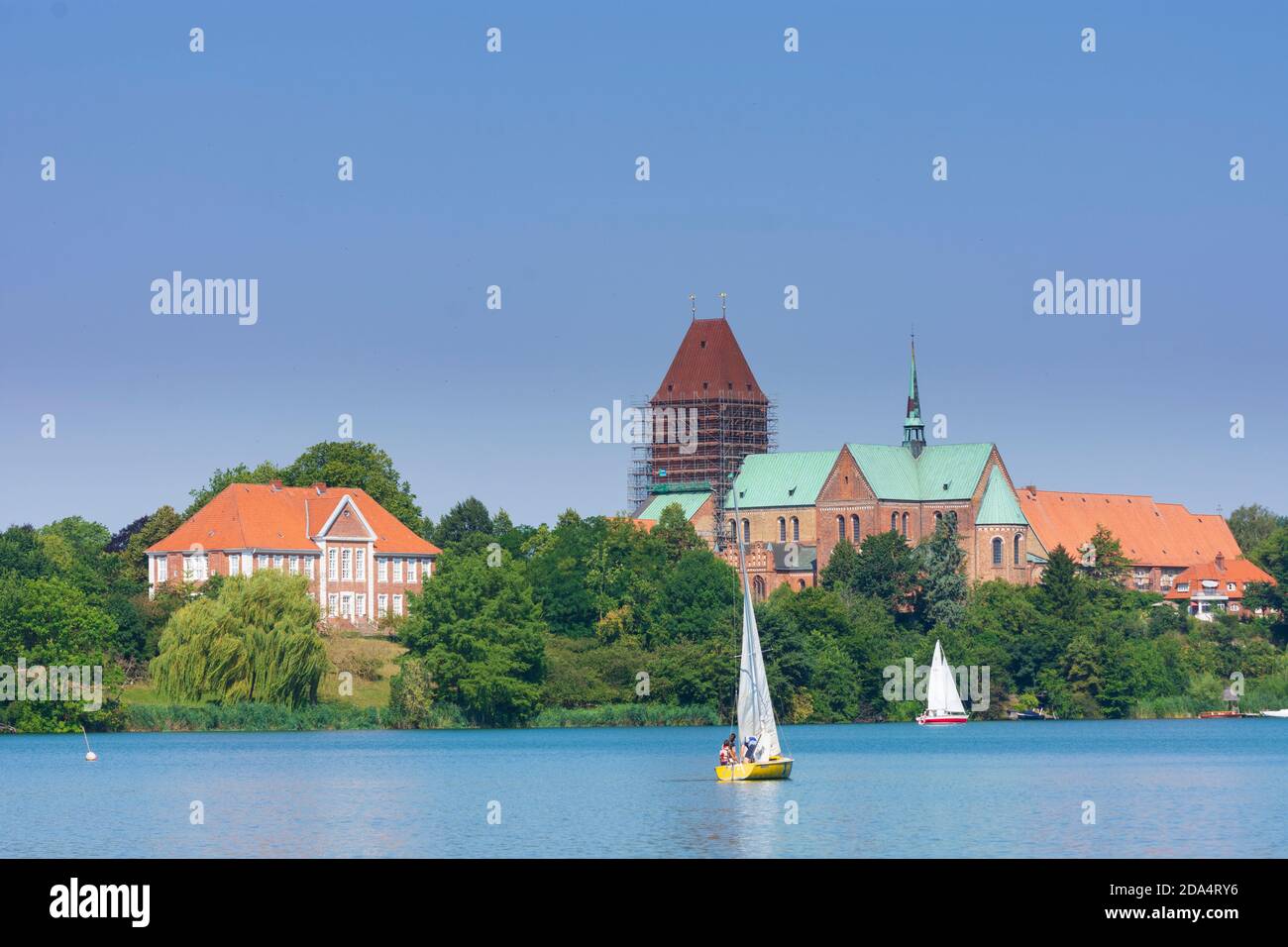 Ratzeburg: ratzeburger See (Domsee), Insel Dominsel, Dom, Segelschiff, Herzogtum Lauenburg, Schleswig-Holstein, Deutschland Stockfoto