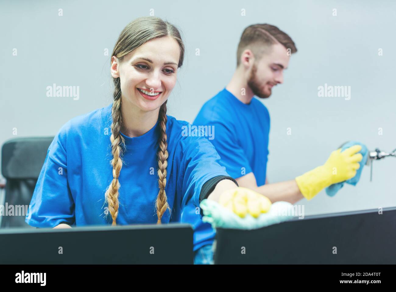 Mann und Frau Team von gewerblichen Reinigungskräften arbeiten Stockfoto