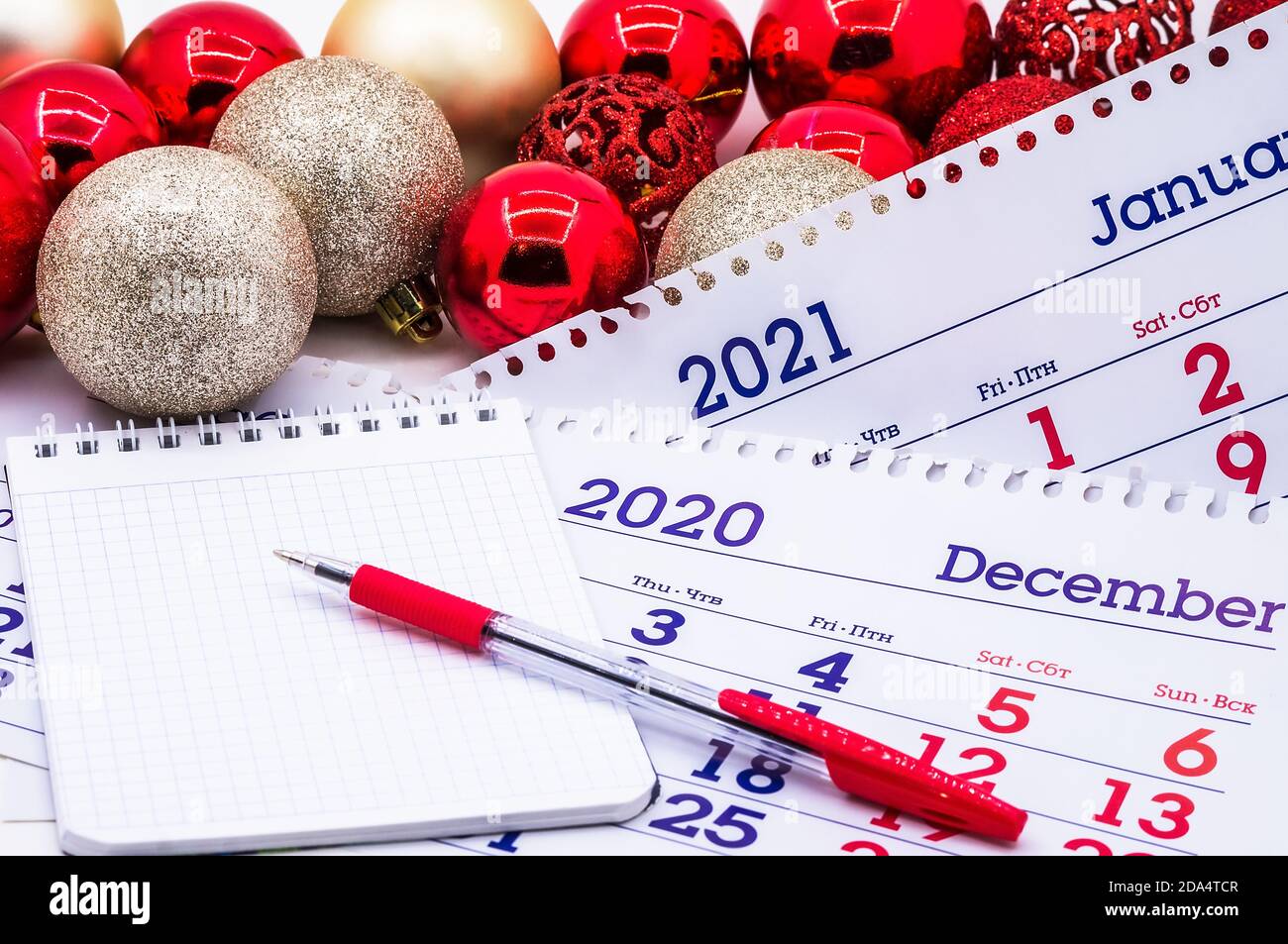 Kalender und Neujahr, Planung für das nächste Jahr, Weihnachtsspielzeug und Notizblock, Neujahr Urlaub Stockfoto