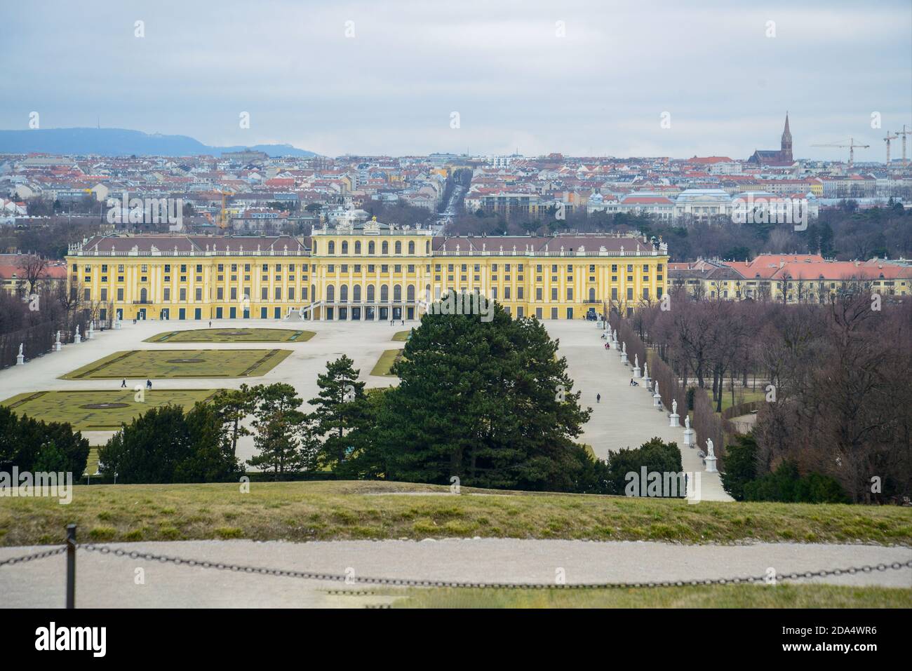 Schloss Schönbrunn auf einer Winterreise. Die Leute gehen. Ein idyllischer Tag in Wien. Stockfoto