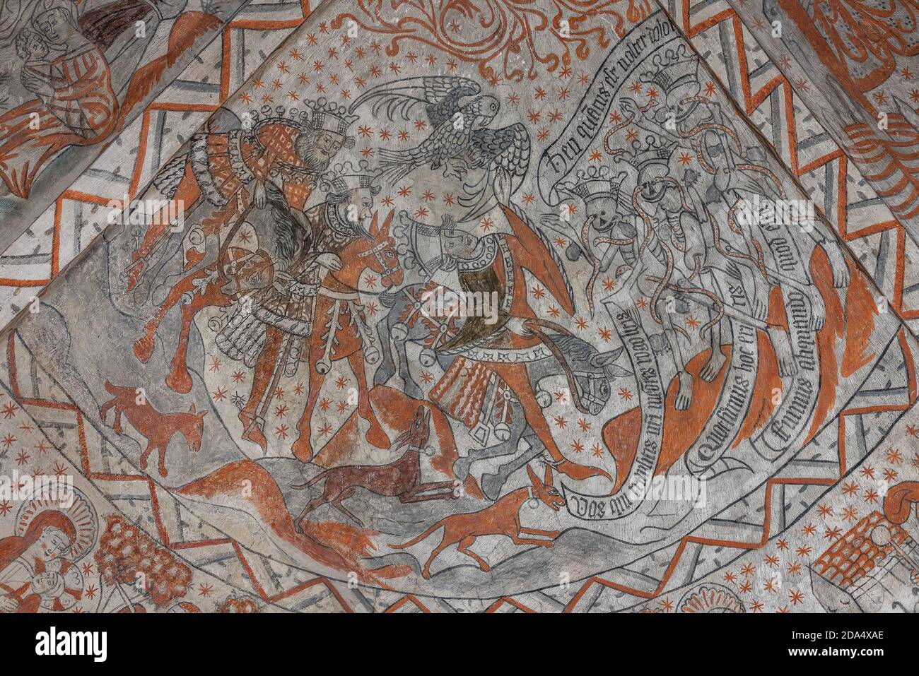 Drei Könige jagen mit Hunden und einem Falken und treffen auf drei tote Könige. Ein 500 Jahre altes Wandgemälde in der Tuse Kirche, Dänemark, 5. November 2020 Stockfoto