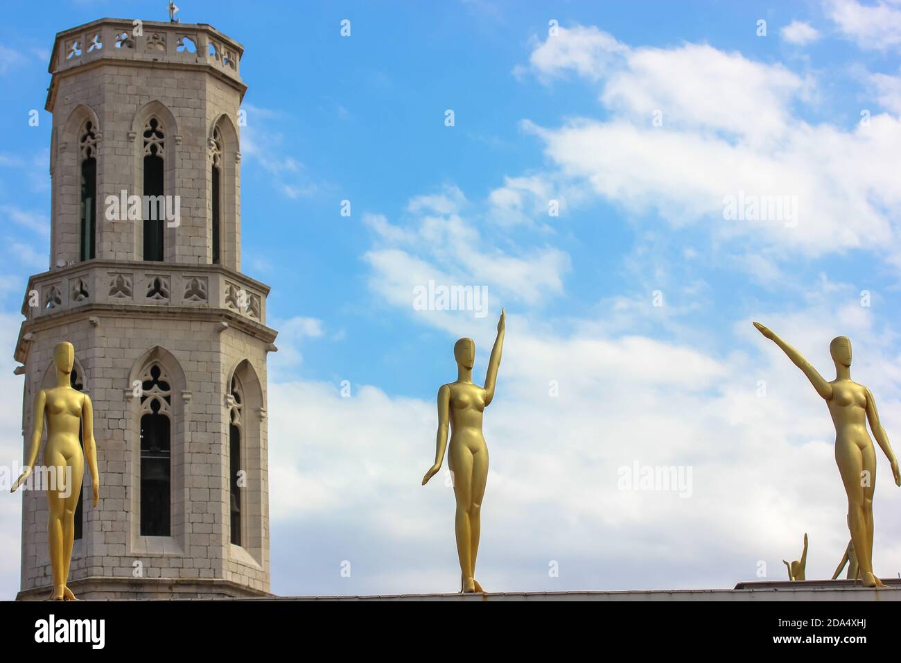 Salvador Dali Museum in Figueiras, Spanien. Gala - Salvador Dalí Stiftung. Goldene Figuren auf dem Dach des Gebäudes. Stockfoto