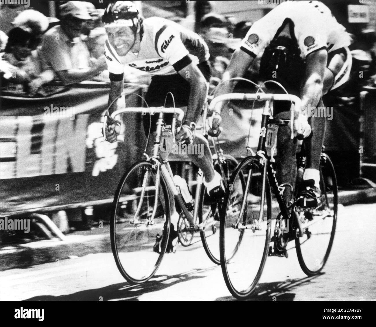 BILL NICSON, LEFT UND SEAN YATES KÄMPFEN IM 1984 MICHELIN ISLE OF WIGHT CLASSIC CYCLE RACE 1984 UM SICH Stockfoto
