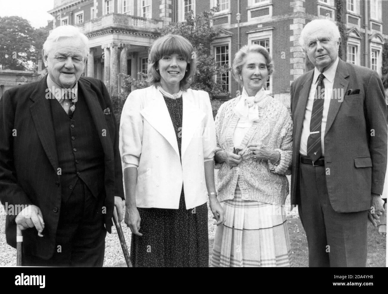 VON LINKS NACH RECHTS, LORD HAILSHAM, DIANNA RIGG, GRÄFIN UND EARL BESSBOROUGH BEI DER ERÖFFNUNG DES STANSTEAD HOUSE ROWLANDS CASTLE, HAMPSHIRE 1985 Stockfoto