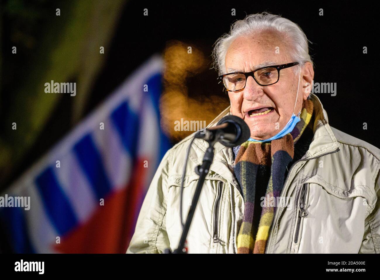 Deutschland, Berlin, 09. November 2020: Holocaust-Überlebender KURT HILLMAN spricht während einer Kundgebung am Deportationsdenkmal Levetzowstraße in Berlin-Moabit zum 82. Jahrestag der antisemitischen Novemberpogrome vom 9. November 1938, auch bekannt als Kristallnacht oder Nacht der zerbrochenen Brille. Die Angriffe der Nazis waren der Auftakt zu offener Gewalt gegen Juden. Rund 400 Juden wurden in der Nacht ermordet, Hunderte weitere wurden verhaftet, deportiert und gefoltert. Mehr als 1,400 Synagogen sowie Tausende von Geschäften, Wohnungen und Stockfoto