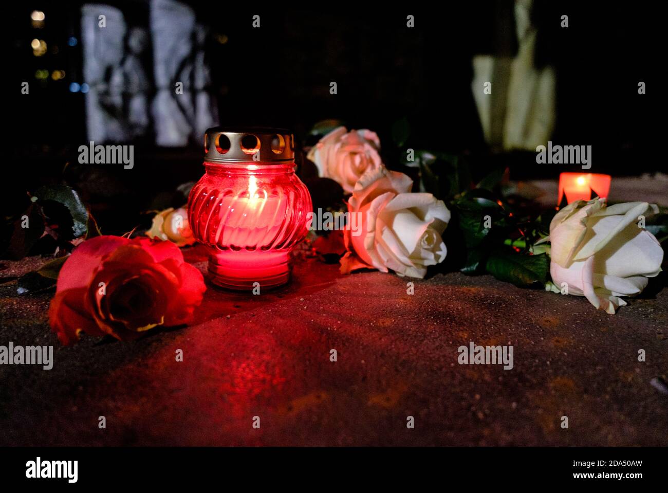 Berlin, Berlin, Deutschland. November 2020. Blumen und Kerzen sind zu sehen, wenn Menschen der Opfer des Nazi-Regimes bei einer Kundgebung im LevetzowstraÃŸe Deportation Memorial in Berlin-Moabit zum 82. Jahrestag der antisemitischen Novemberpogrome vom 9. November 1938, auch bekannt als Kristallnacht oder Nacht der zerbrochenen Gläser. Die Angriffe der Nazis waren der Auftakt zu offener Gewalt gegen Juden. Rund 400 Juden wurden in der Nacht ermordet, Hunderte weitere wurden verhaftet, deportiert und gefoltert. Mehr als 1,400 Synagogen sowie Tausende von Geschäften, Wohnungen und Stockfoto