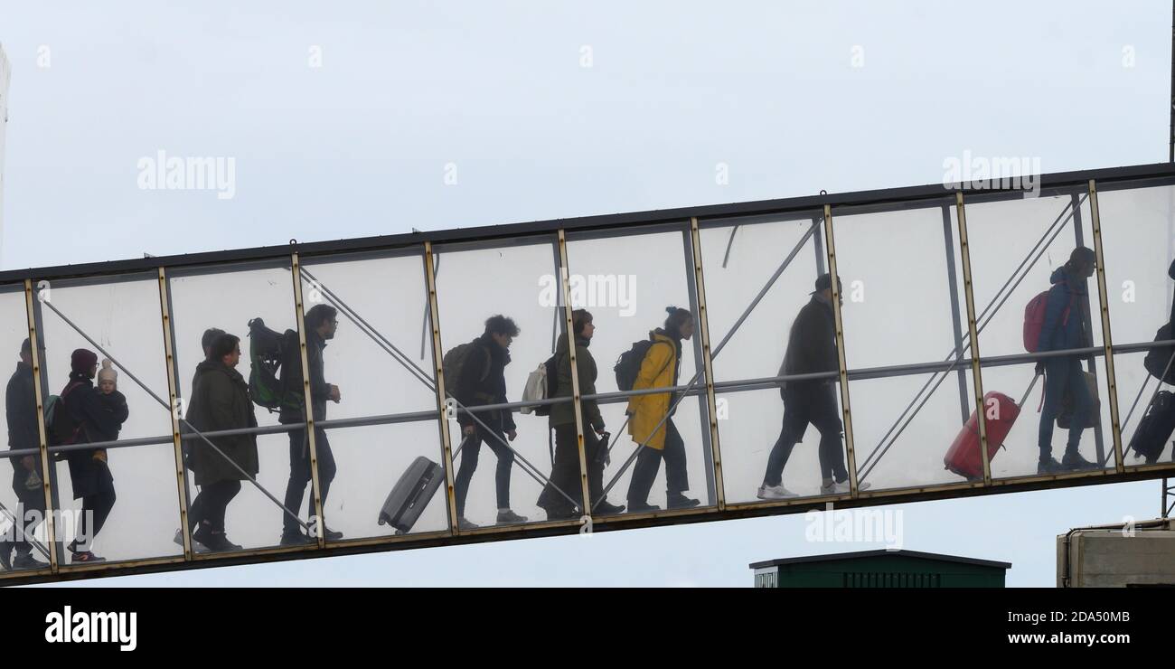 Menschen, die mit Gepäck auf Fußgängerbrücke, Rangarthing Eystra, Südliche Region, Island Stockfoto