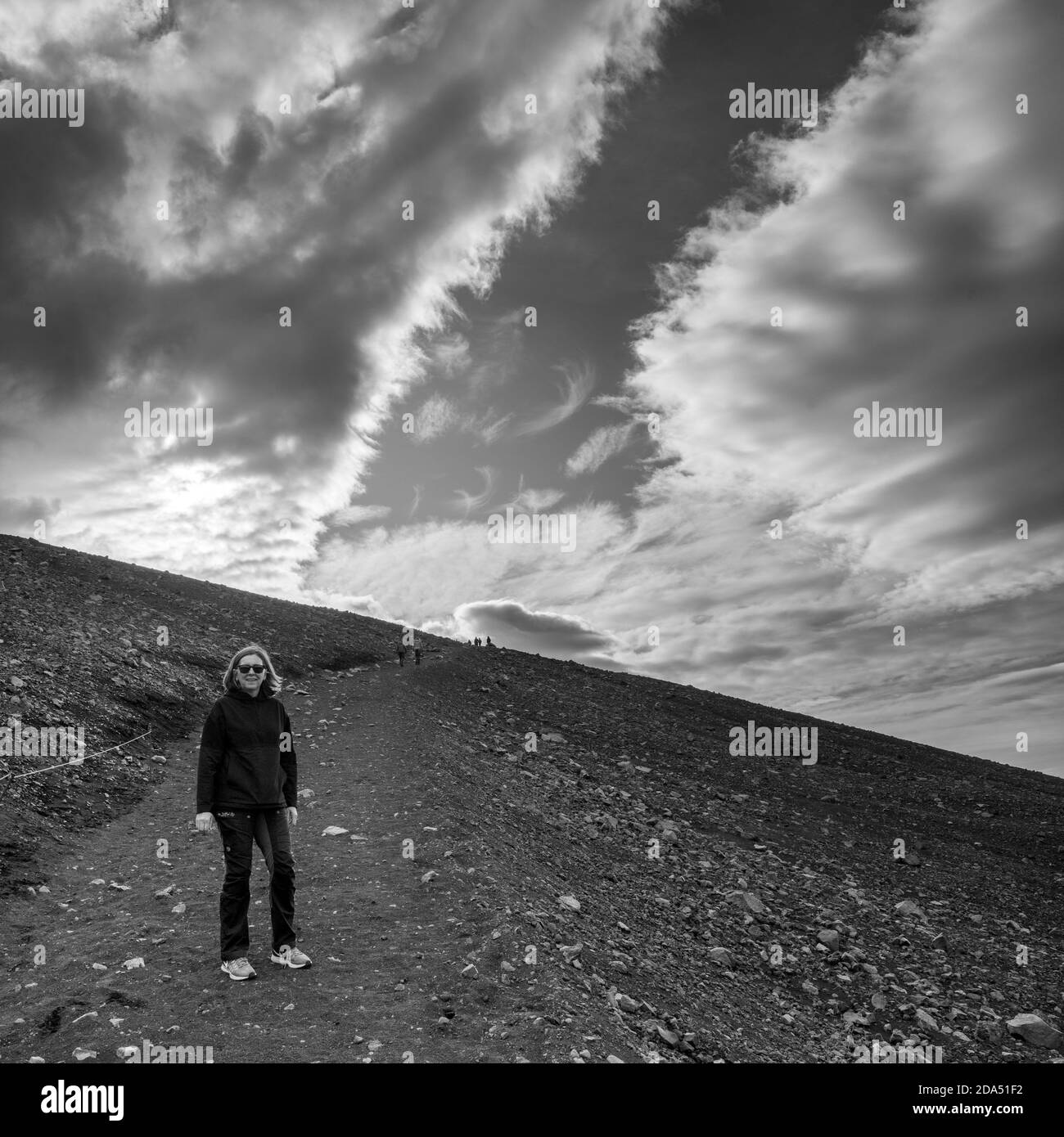 Frau auf vulkanischem Feld unter bewölktem Himmel, Hverfjall Krater, Skutustaoahreppur, Nordostregion, Island Stockfoto