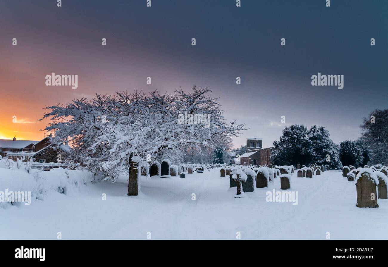 Winter in Norham Church und Kirchhof, an der schottischen Grenze, Northumberland, England, Großbritannien Stockfoto