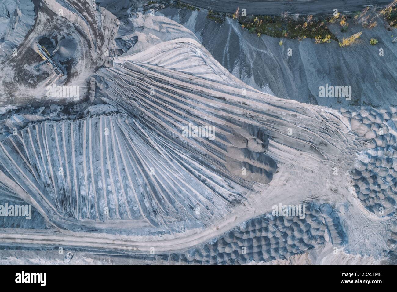 Sandgrubenbruch mit großem Bagger, Bagger. Schwermaschinenindustrie in Europa, Polen. Ökologie und Umwelt. Luftdrohne Foto Ansicht Stockfoto