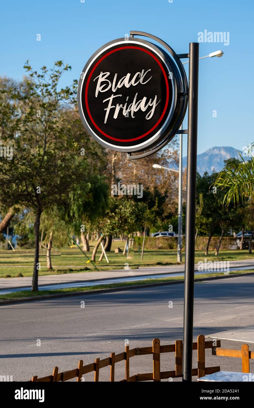 Store Schild geschrieben am Black Friday. Stockfoto