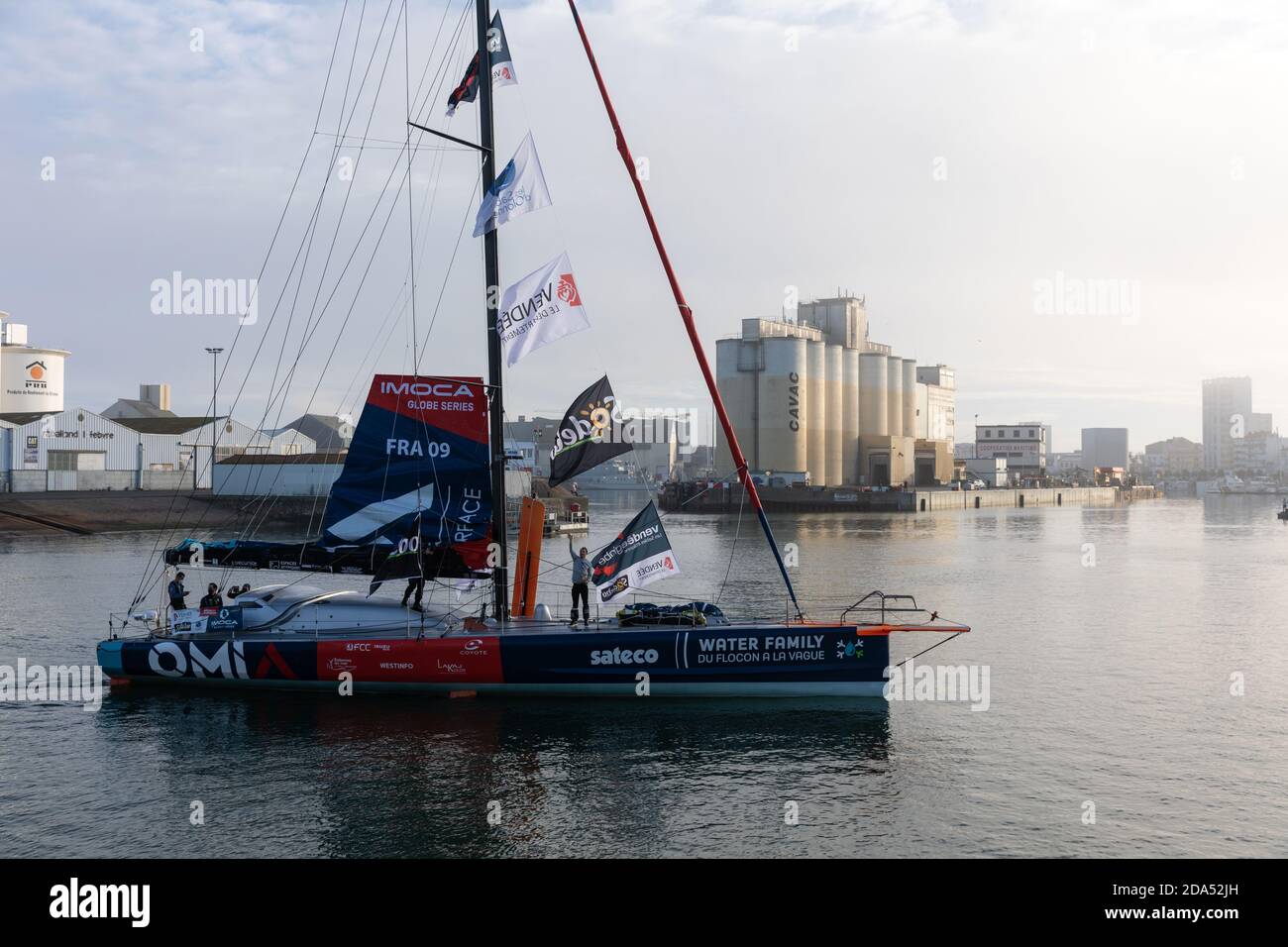 LES SABLES D'OLONNE, FRANKREICH - 08. NOVEMBER 2020: Benjamin Dutreux Boot (Omia - Water Family) im Kanal zum Start des Vendee Globe 2020 an Stockfoto