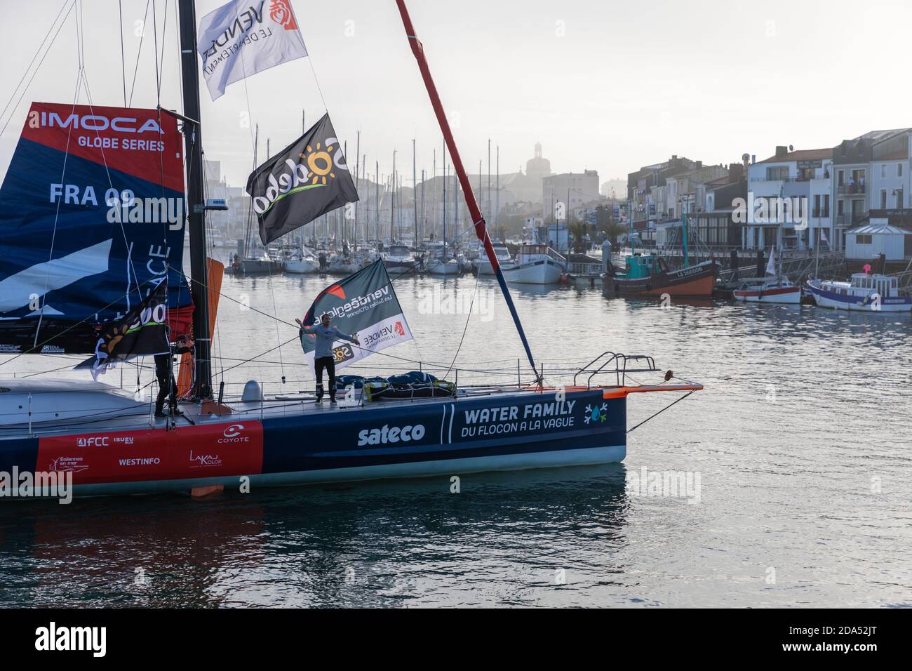 LES SABLES D'OLONNE, FRANKREICH - 08. NOVEMBER 2020: Benjamin Dutreux Boot (Omia - Water Family) im Kanal zum Start des Vendee Globe 2020 an Stockfoto