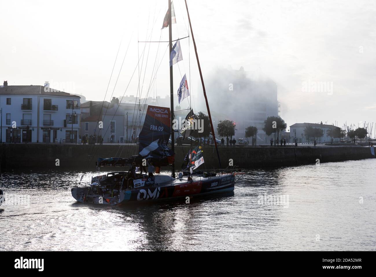 LES SABLES D'OLONNE, FRANKREICH - 08. NOVEMBER 2020: Benjamin Dutreux Boot (Omia - Water Family) im Kanal zum Start des Vendee Globe 2020 an Stockfoto