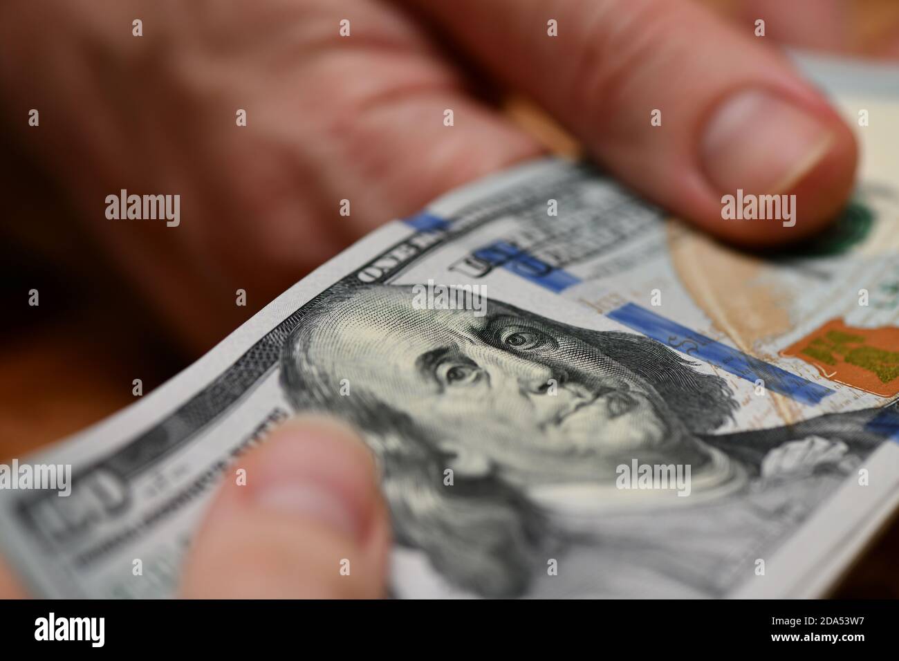 Dollar aus der Nähe. US-Dollar Bargeld. Überweisung von Geldern. Hundert-Dollar-Banknoten, Geldwechsel, Bestechung, Anlagekonzept. Stockfoto