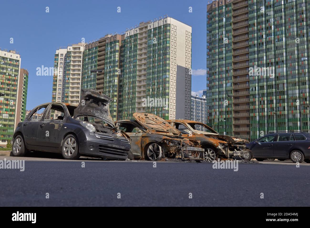 Stadt brannte Autos nach einem Brand in einem der Stadtteile Stockfoto