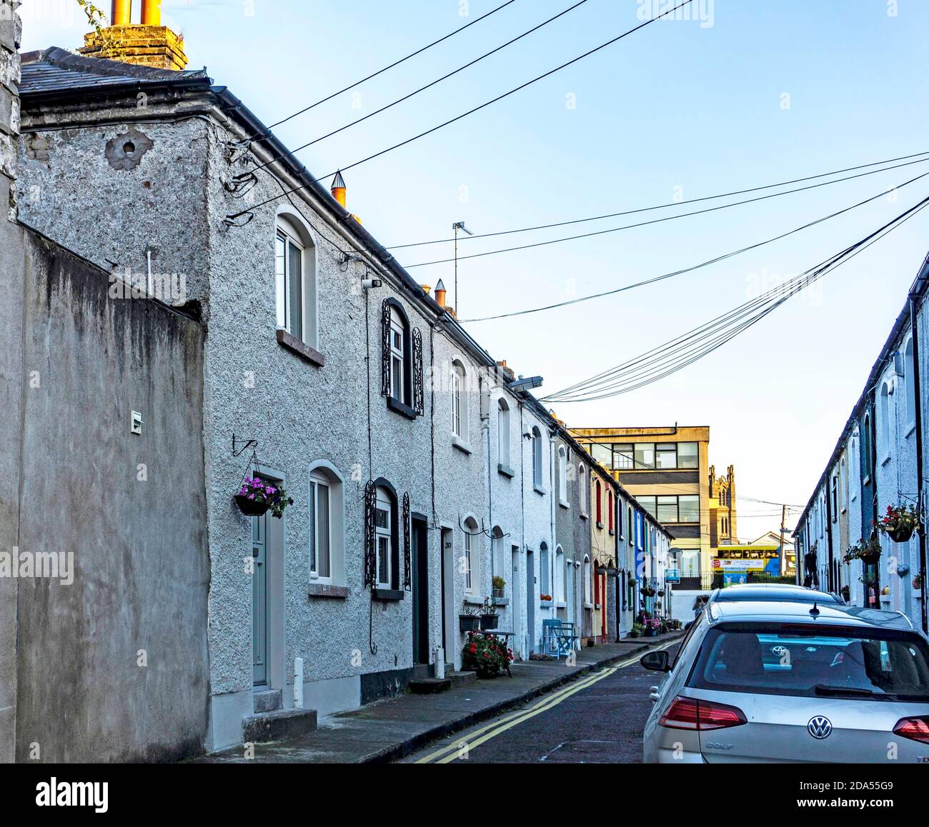 Chapelizod, New Row, Chapelizod, Dublin, Irland. Erbaut im 19th. Jahrhundert für die Arbeiter einer nahe gelegenen Brennerei. Stockfoto