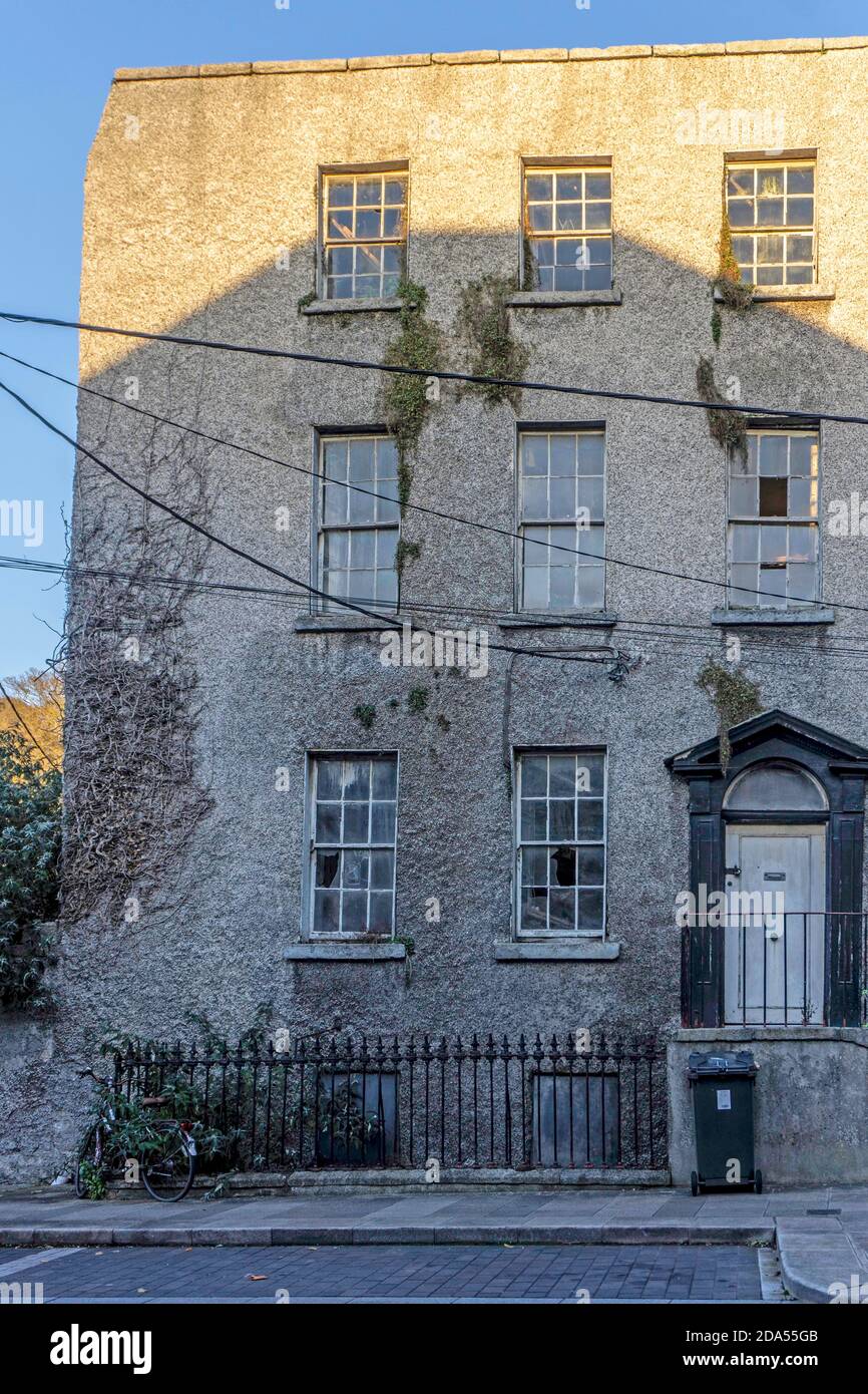 Chapelizod, ein altes verderbtes Haus im Dorf Chapelizod, Dublin, Irland. Le Fanu, eines der ursprünglichen Dörfer Dublins, lebte hier. Stockfoto
