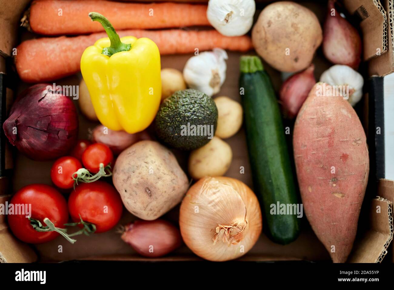 Kiste mit Bio-Gemüse Stockfoto