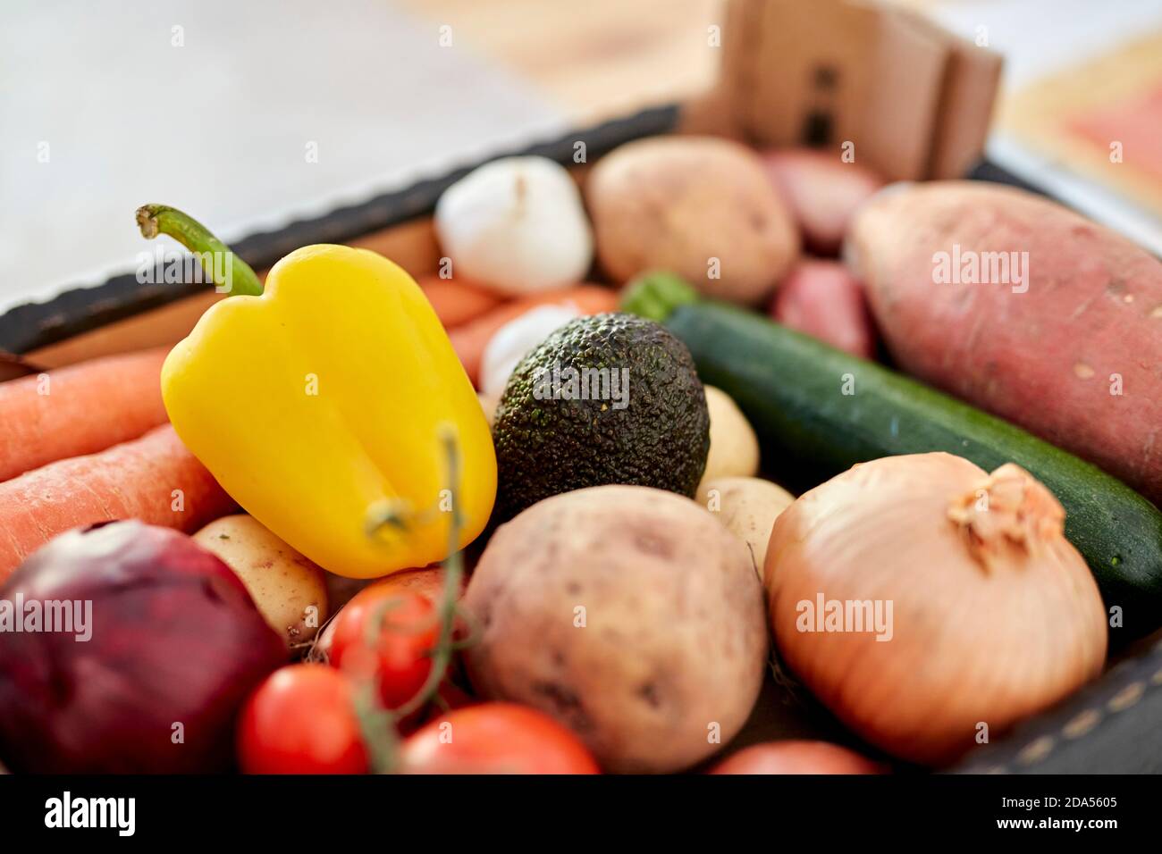 Kiste mit Bio-Gemüse Stockfoto