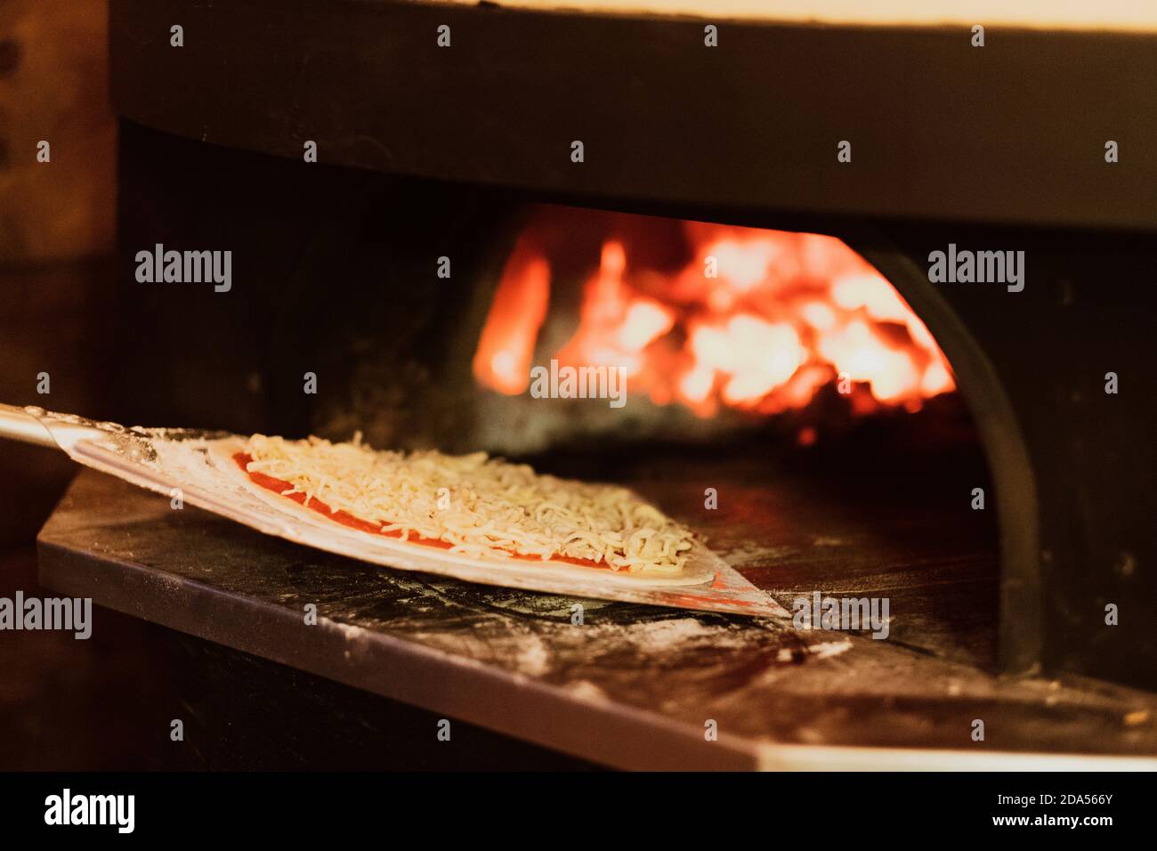 Nahaufnahme der Pizza in einem Holzofen in einem Restaurant. Stockfoto