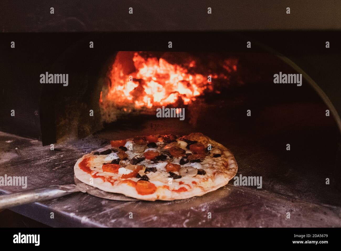 Nahaufnahme der Pizza in einem Holzofen in einem Restaurant. Stockfoto