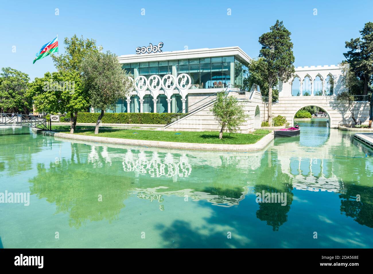 Baku, Aserbaidschan – 31. August 2020. Kanäle und moderne Gebäude Unterkunft Sedef Restaurant im kleinen Venedig Viertel der Küstenstraße von Baku, Stockfoto