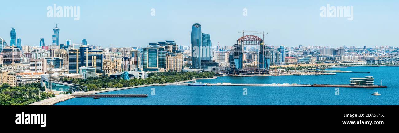 Baku, Aserbaidschan – 1. August 2020. Panoramablick auf die Skyline von Baku mit modernen Gebäuden und Wolkenkratzern entlang der Kaspischen Küste. Stockfoto