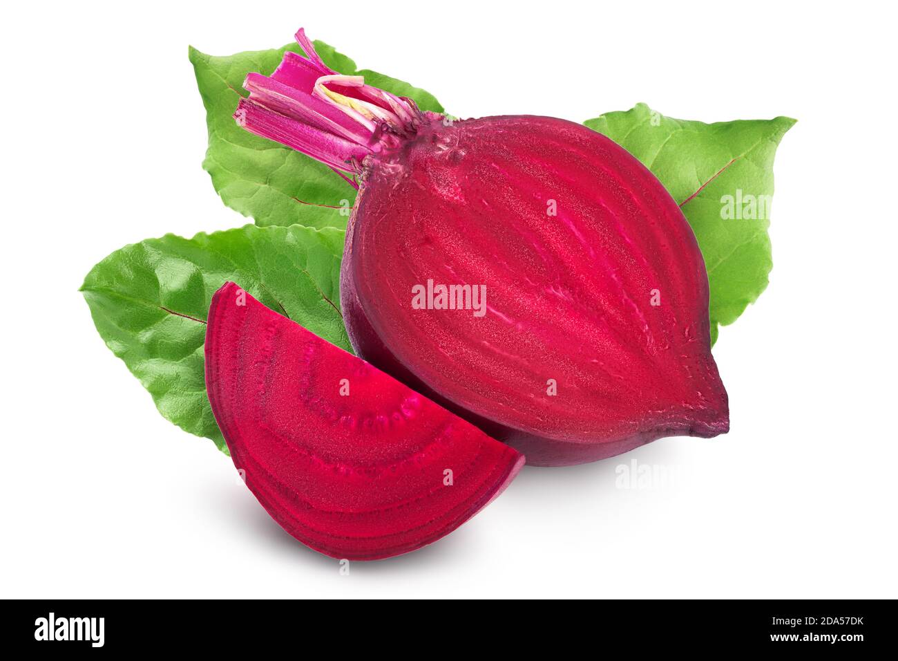 Rote Bete mit Scheibe isoliert auf weißem Hintergrund mit Beschneidungspfad und voller Schärfentiefe Stockfoto