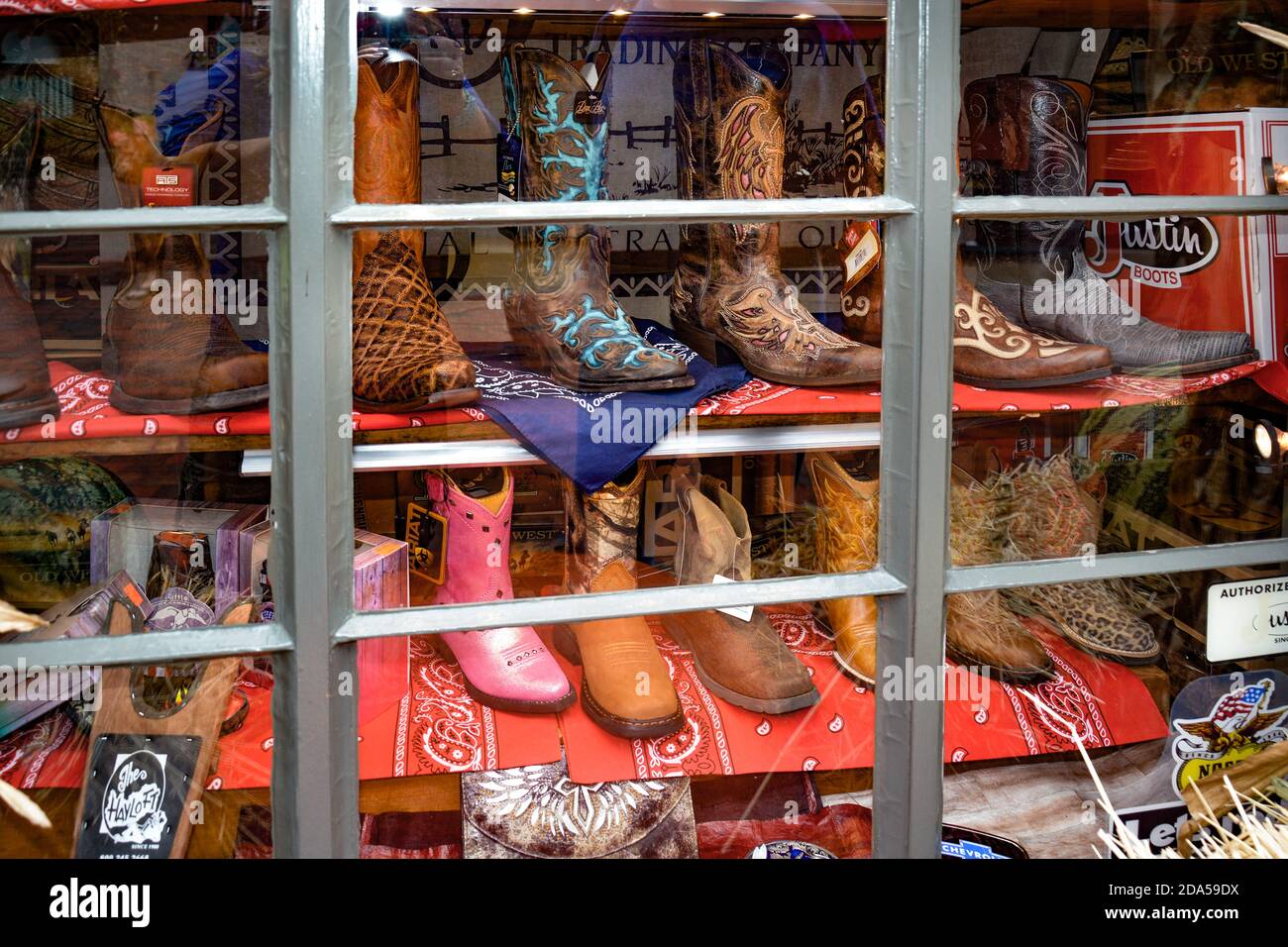 Schaufensterbummel im Heuboden mit dekorativen Cowboystiefeln in den The Village Shops in Gatlinburg, TN Stockfoto