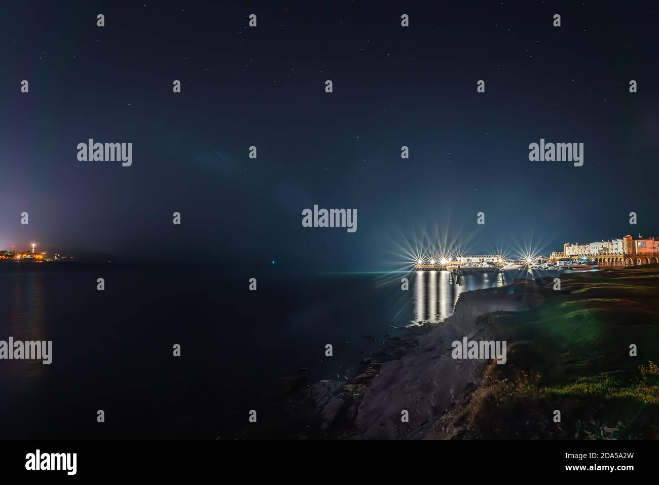 Nacht Natur Landschaft mit Meer Küste und blauen Himmel mit Sternen. Stockfoto