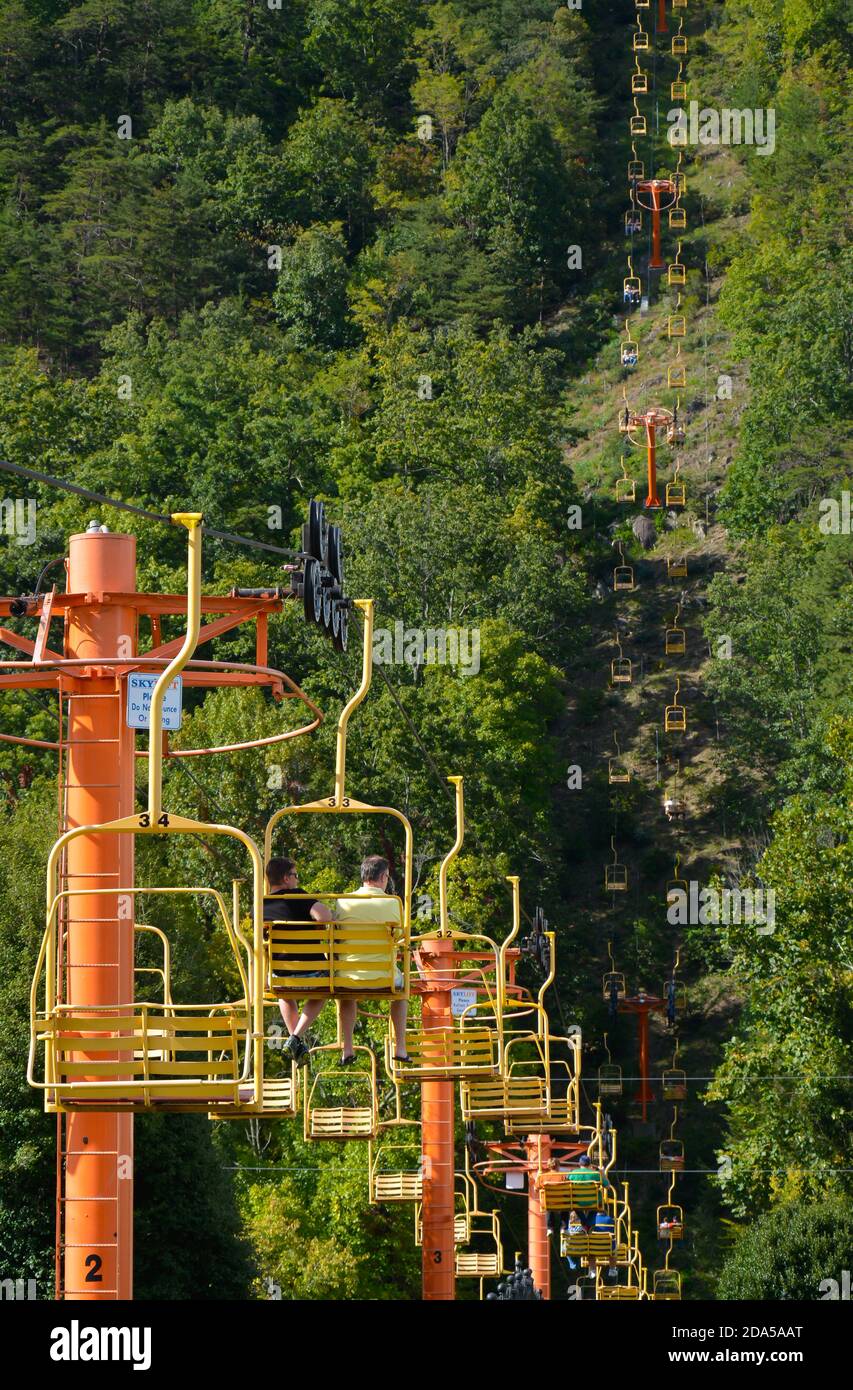 Die farbenfrohe Gatlinburg Sky Lift Scenic Sessellift Fahrt mit Menschen genießen die Aussicht, wie sie auf die Sky Bridge und Skydeck mit Blick auf die S Stockfoto