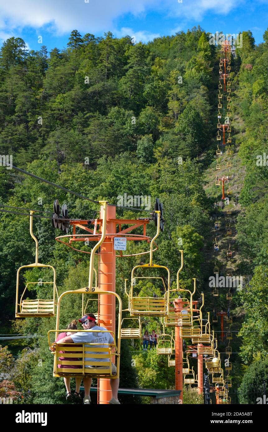 Die farbenfrohe Gatlinburg Sky Lift Scenic Chair-Lift Fahrt mit Menschen genießen die Aussicht, während sie aufsteigen für Blick auf den Smoky Mountain National Park, TN Stockfoto