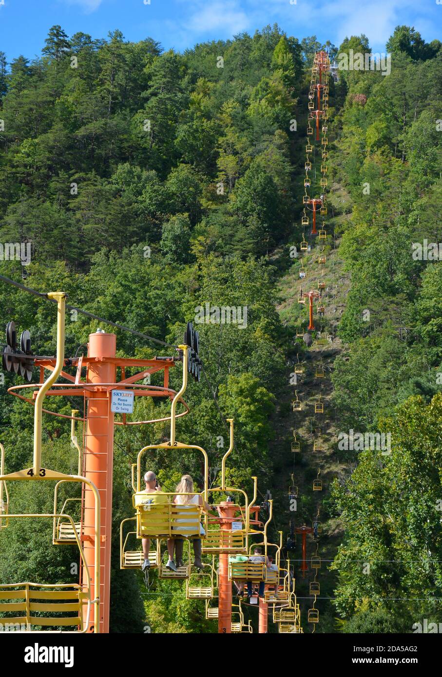 Die farbenfrohe Gatlinburg Sky Lift Scenic Sessellift Fahrt mit Menschen genießen die Aussicht, wie sie steigt auf die Sky Bridge und Skydeck mit Blick auf, t Stockfoto
