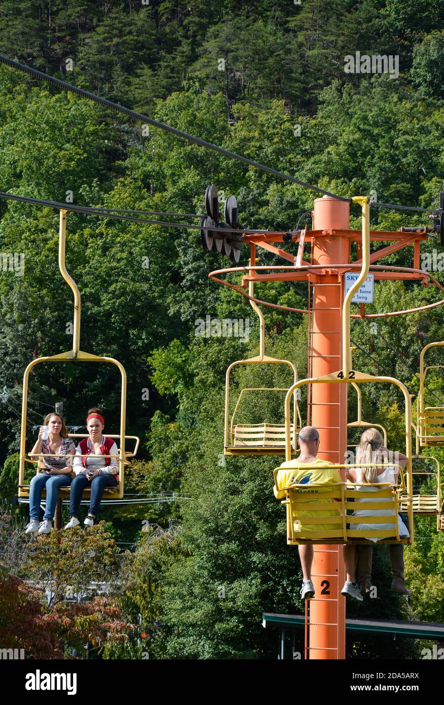 Die farbenfrohe Gatlinburg Sky Lift Scenic Sessellift Fahrt mit Menschen genießen die Aussicht, wie sie auf die Sky Bridge und Skydeck mit Blick auf die S Stockfoto