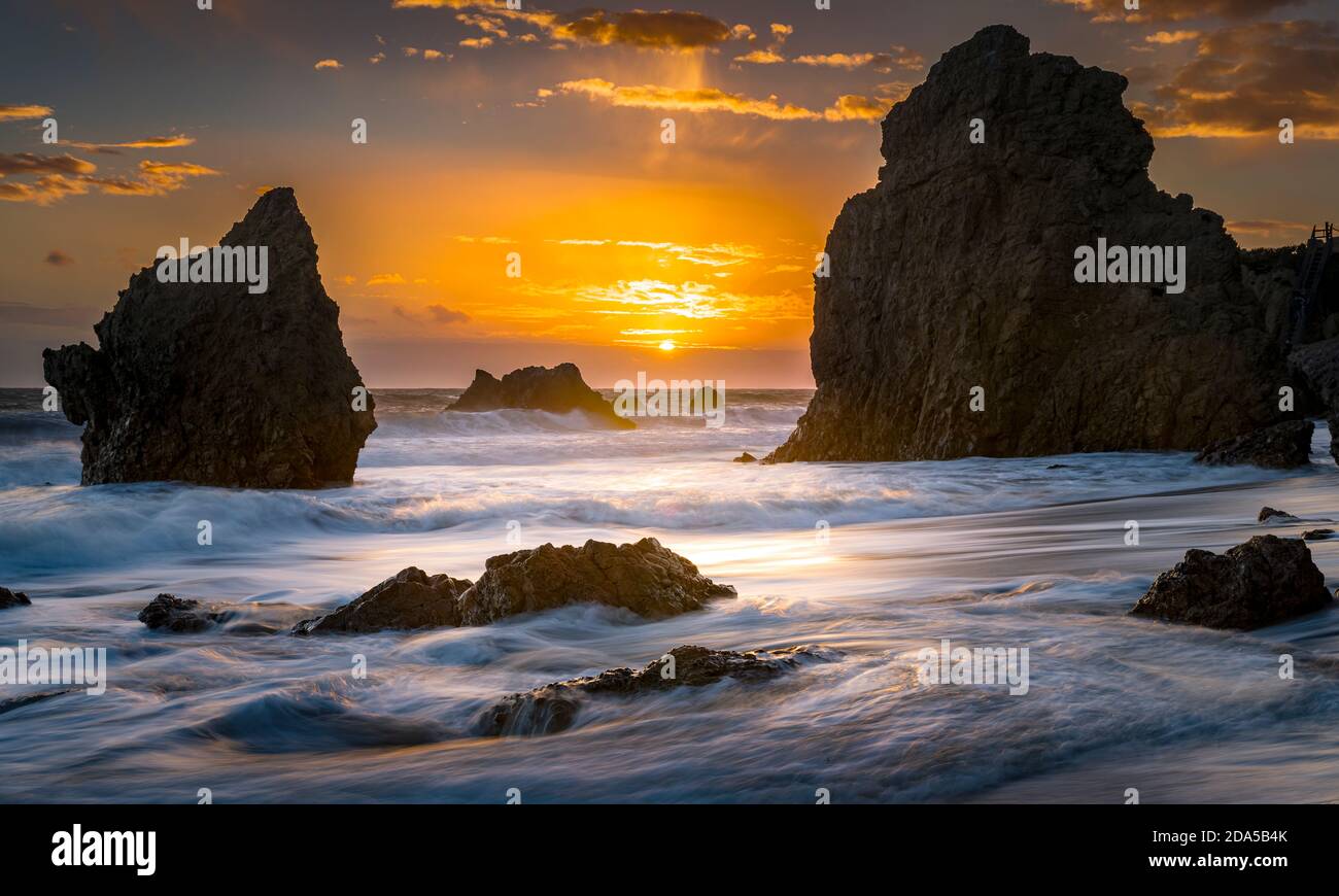 El Matador State Beach Sonnenuntergang an der Malibu Coast, California Coast Strandlandschaft Meereslandschaft Fotografie Stockfoto