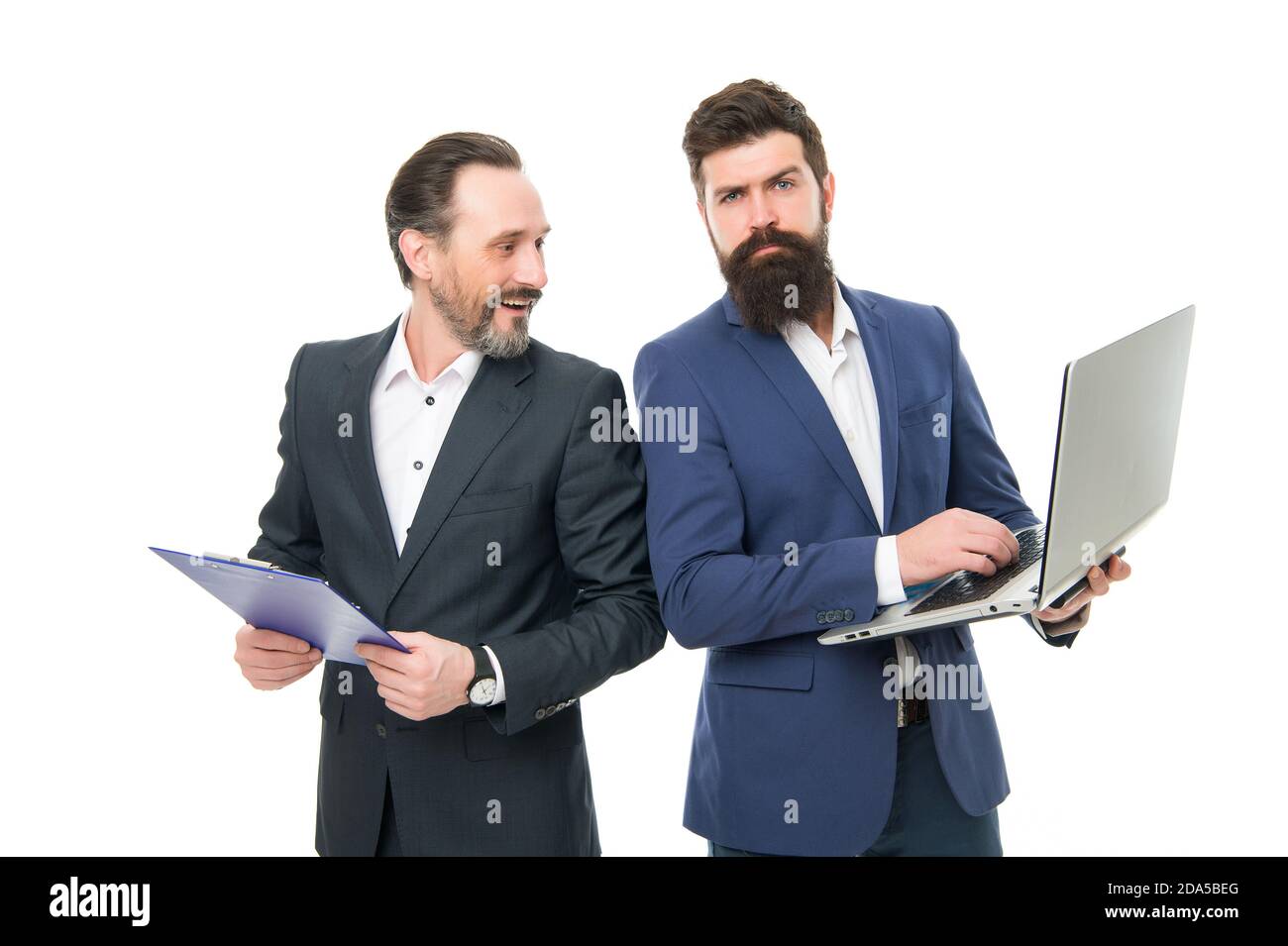 Auf der Tagesordnung. Bärtige Männer haben Arbeitstreffen. Geschäftstreffen. Geschäftsleute mit Laptop und Clipboard. Formelles Meeting. Meeting-Termin. Durchführung der Werkstatt. Stockfoto