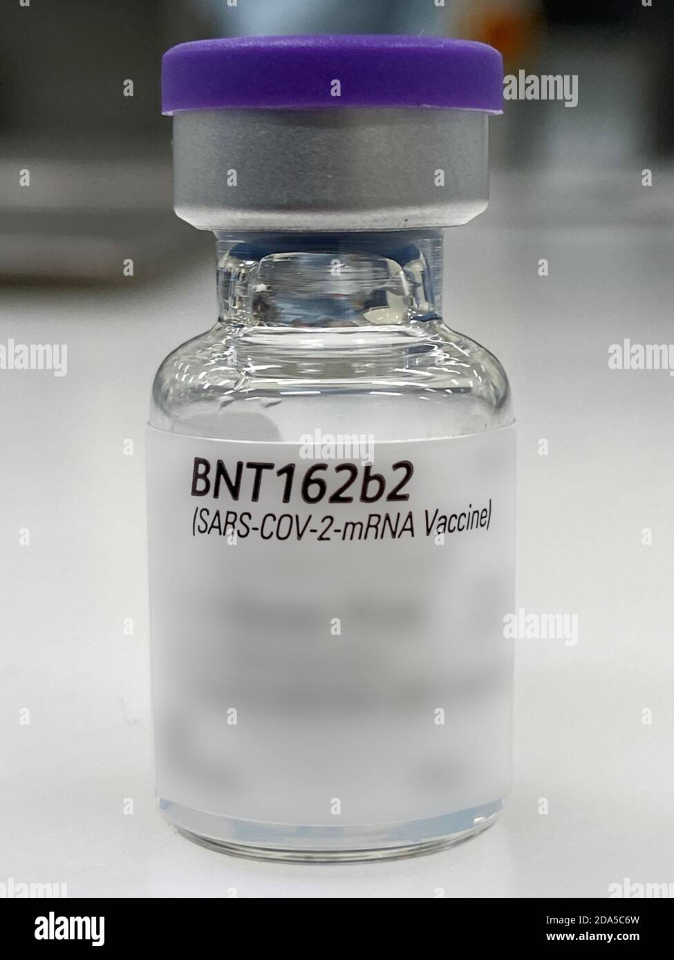 Am Montag, den 9. November kündigen Pfizer und BioNTech den ersten erfolgreichen Impfstoff gegen Covid 19 an. Der BNT162b2-Impfstoff hat die Phase 3-Tests mit über 90 % Erfolgsrate in einer Studie mit 43.538 Teilnehmern abgeschlossen, 42 % mit unterschiedlichem Hintergrund. Pfizer geht davon aus, dass es bis Ende 2020 50 Millionen Dosen und bis Ende 2021 rund 1.3 Milliarden liefern kann.Wer als erster immunisiert wird, wird davon abhängen, wo Covid sich ausbreitet, wenn der Impfstoff verfügbar wird und in welchen Gruppen er am meisten ist Wirksam . Das Alter ist bei weitem der größte Risikofaktor für Covid. Stockfoto