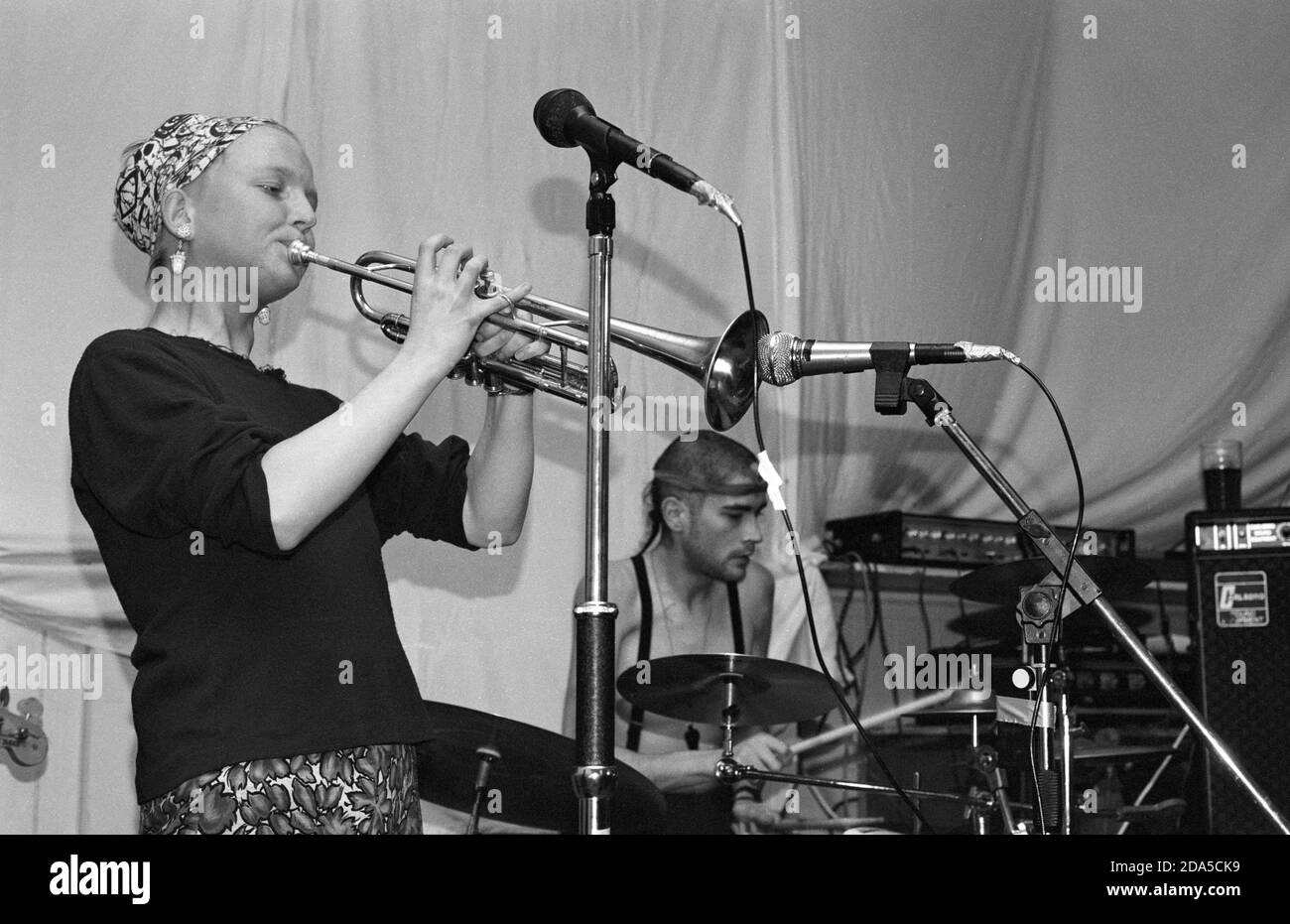 Marion Coutts und Wilf Plum von der Postpunk-Band Dog aus Edinburgh spielten 1987 im The Horse and Groom, Bedford, Großbritannien. Stockfoto