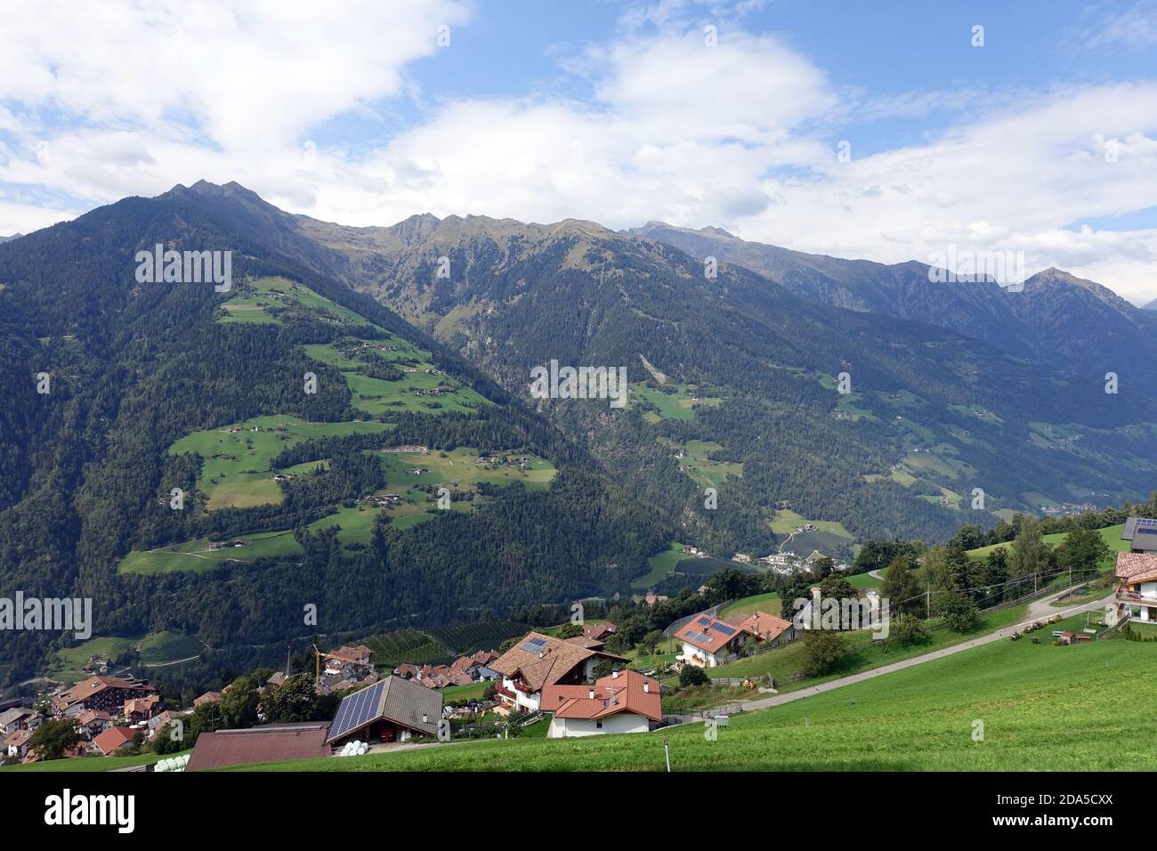 Wanderung oberhalb von Verdins mit Blick ins Passeiertal auf die Ötztaler Alpen, Schenna, Südtirol, Italien Stockfoto